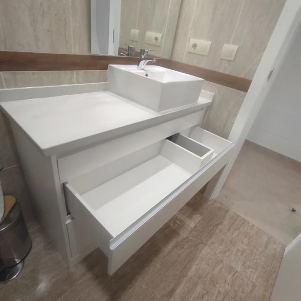 Mueble de baño con lavabo sobre encimera