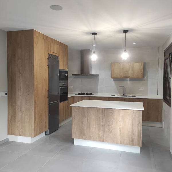 Cocina con acabado en  madera y mesado blaco