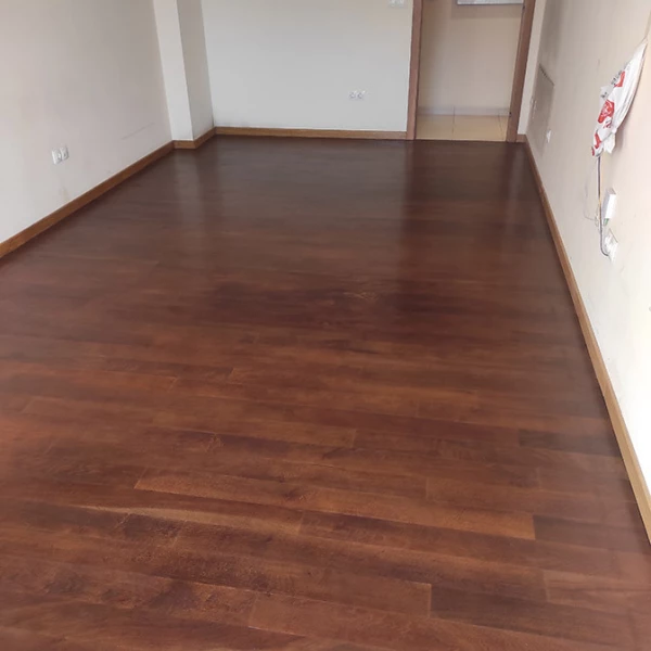 suelo de roble con tinte oscuro y barniz mate