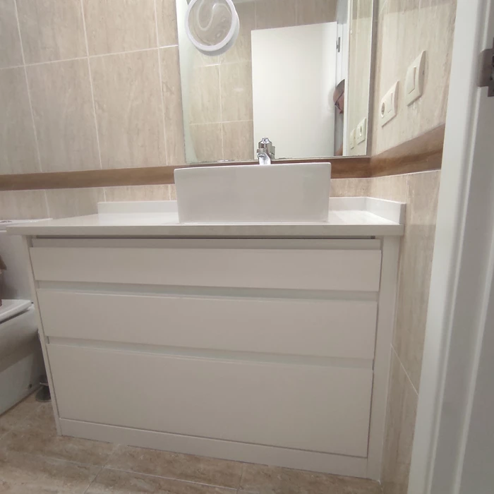 Mueble de baño con lavabo sobre encimera