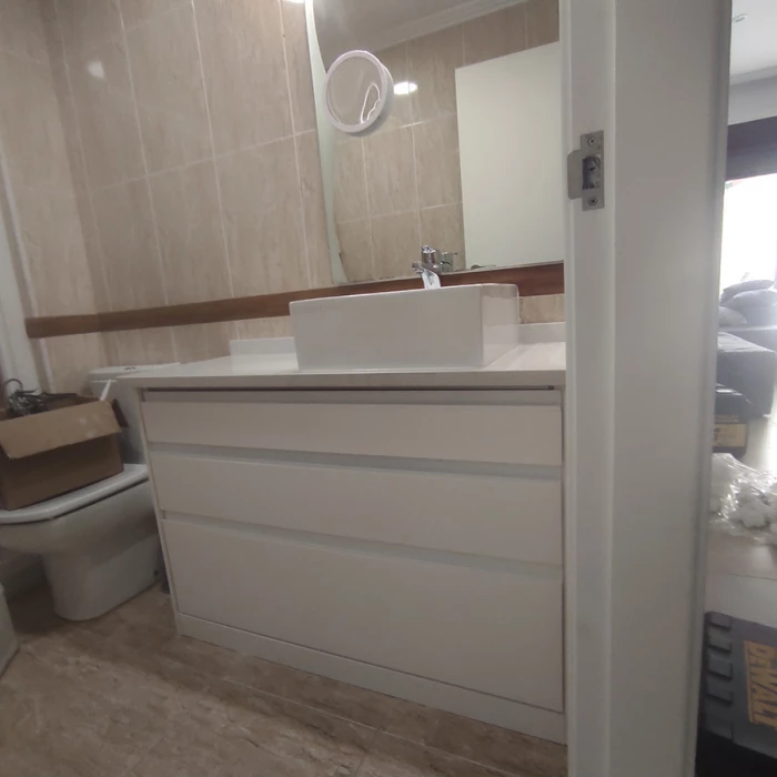 Mueble de baño con lavabo sobre encimera