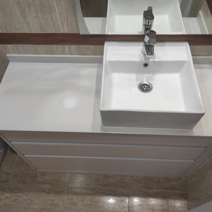 Mueble de baño con lavabo sobre encimera
