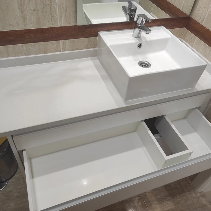 Mueble de baño con lavabo sobre encimera