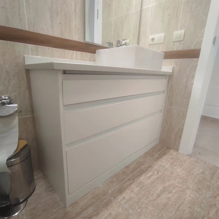 Mueble de baño con lavabo sobre encimera