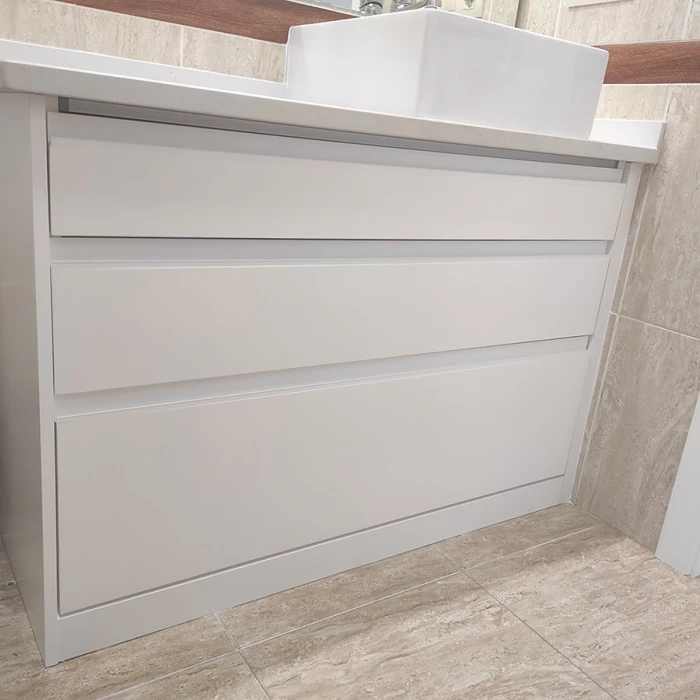 Mueble de baño con lavabo sobre encimera