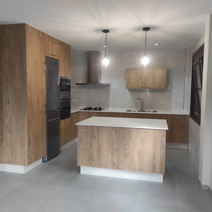 Cocina con acabado en  madera y mesado blaco