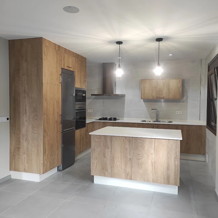 Cocina con acabado en  madera y mesado blaco