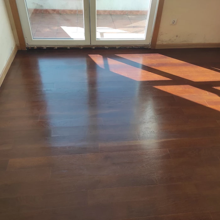 suelo de roble con tinte oscuro y barniz mate