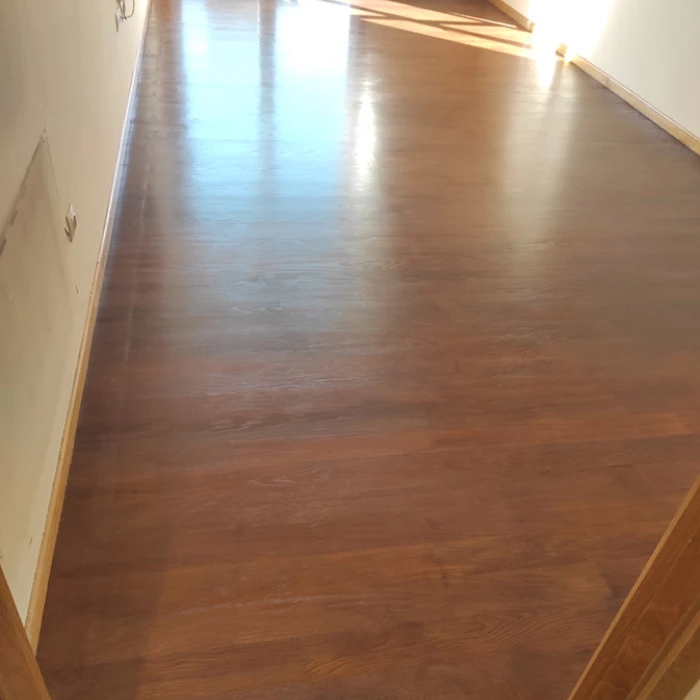 suelo de roble con tinte oscuro y barniz mate
